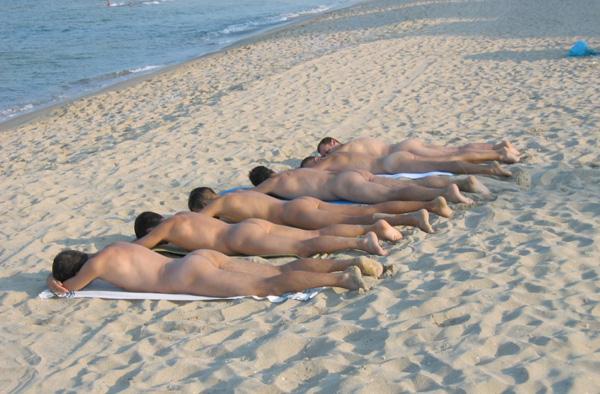 Все плюсы нудистского пляжа на лицо - большое разнообразие голых сексуальных тел 