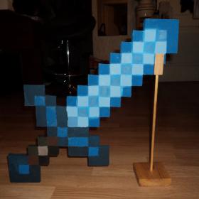 Tā kā man bija ļoti daudz zilās krāsas izdomāju uztaisīt dimantu zobenu...un lūk arī rezultāts!