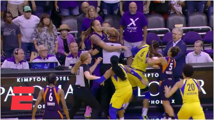 Video: Lūk, kā izskatās neliels kautiņš sieviešu basketbolā