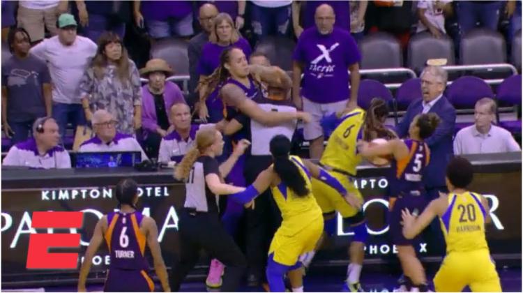 Video: Lūk, kā izskatās neliels kautiņš sieviešu basketbolā