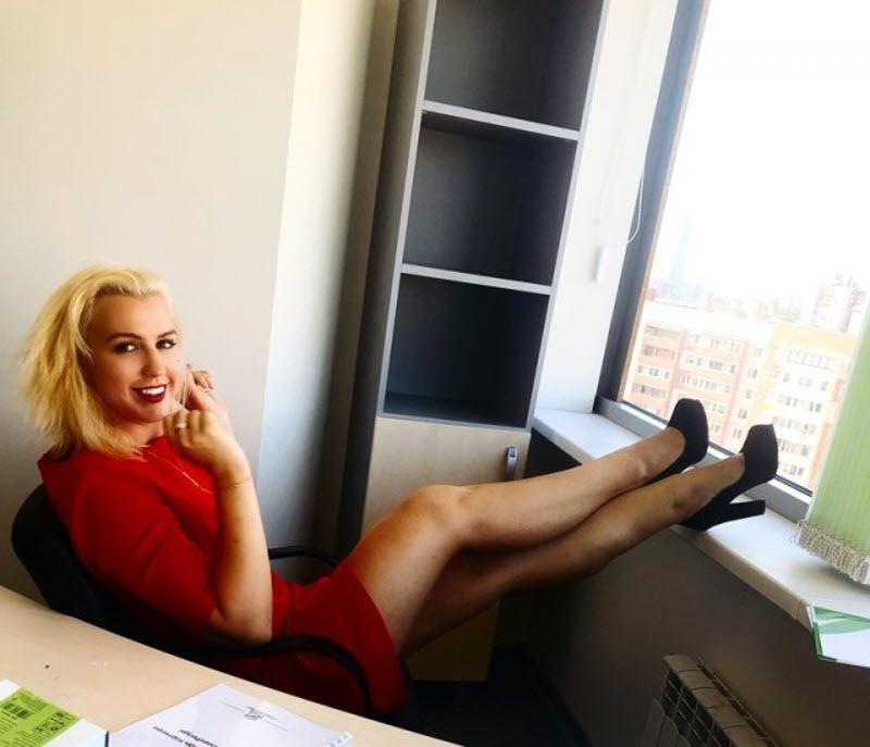 Горячая блондинка в розовом пеньюаре шалит в офисе 