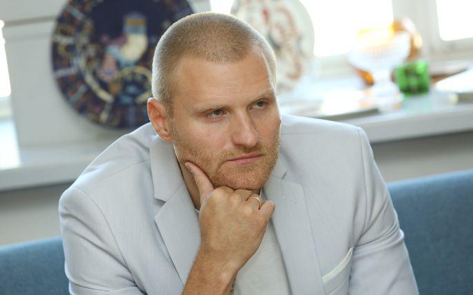 Renārs Zeltiņš laivā izklaidē cilvēkus ar slavenībām