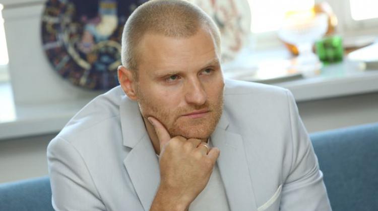 Renārs Zeltiņš laivā izklaidē cilvēkus ar slavenībām