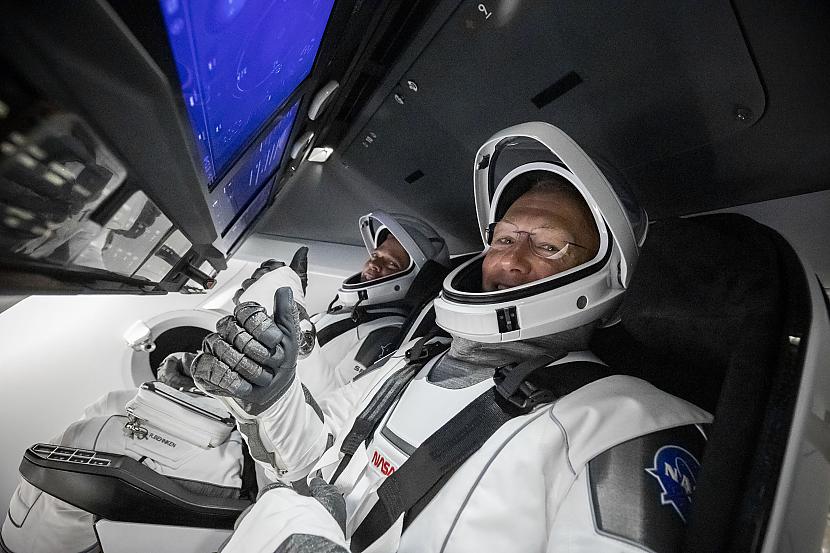Interesanti fakti par astronautiem, kas piedalījās vēsturiskajā «SpaceX» misijā