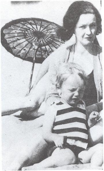 Marilyn Monroe with her mother Autors: dzeimsons Slavenību Gigapaka