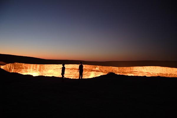  Autors: pedogailis Dervezes liesmojošais krateris
