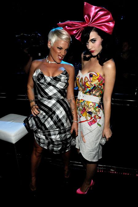 Pink And Katy Perry Autors: Emogay Show me your teeth