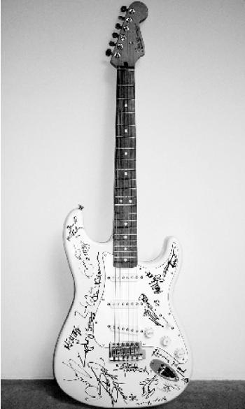 Šī ģitāra tika pārdota izsolē... Autors: LittleWolf 10 dārgākās ģitaras