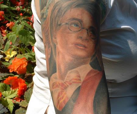 Sieviete uztetovējusi uz rokas... Autors: Spocenite Tizli slavenību tetovējumi