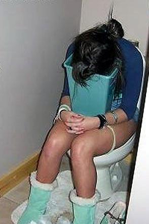 Mēs nepamanam ka tualetes poda... Autors: Vampire Lord Kad dāmas ierauj par daudz...