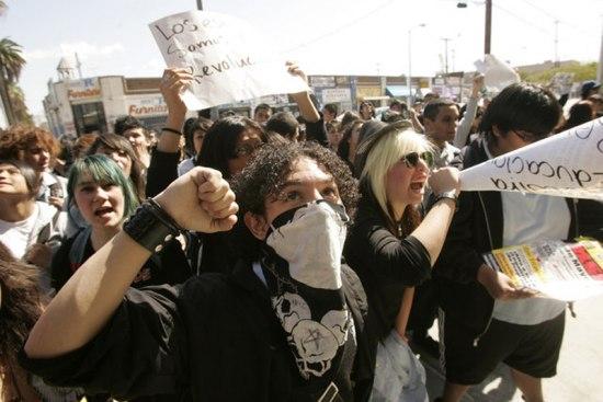 Losandželosā skolēnu protests... Autors: YOSLOWAG ASV skolenu protestakcija