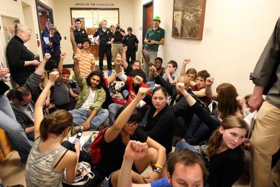 Protesta akcija skolas telpās... Autors: YOSLOWAG ASV skolenu protestakcija
