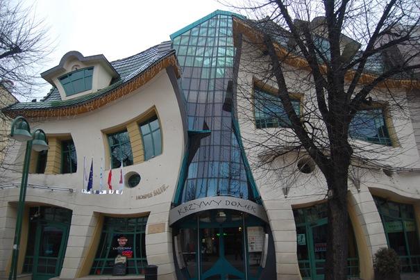 The Crooked House Autors: eshan Jocīgas mājas