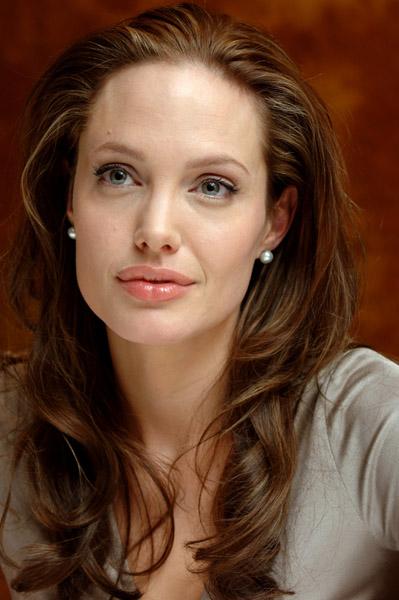 6 Vieta Andželīna Džolija 34... Autors: MEGRUBI Vanityfair apbalvo top 10 labākās aktrises 2010