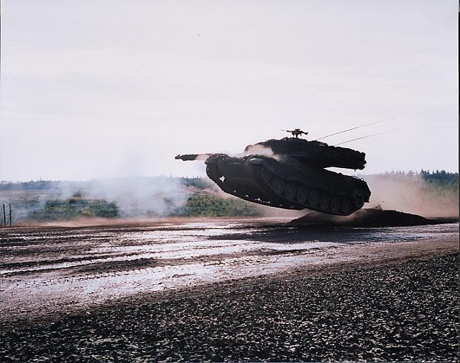 Leopard 2 šis tanks ierindojas... Autors: Zvaigznux pasaules labākie :)