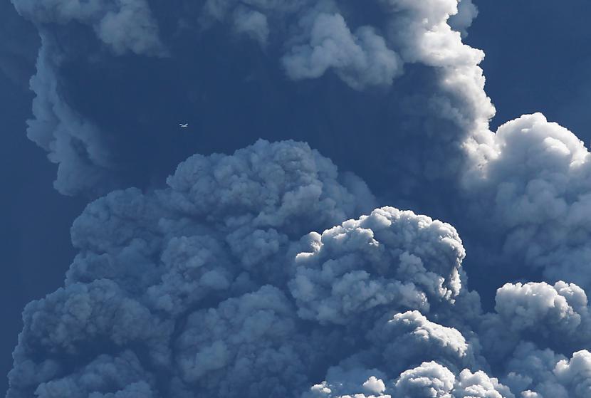 A small plane upper left flies... Autors: ixtys Islandes Eyjafjallajokull volcano