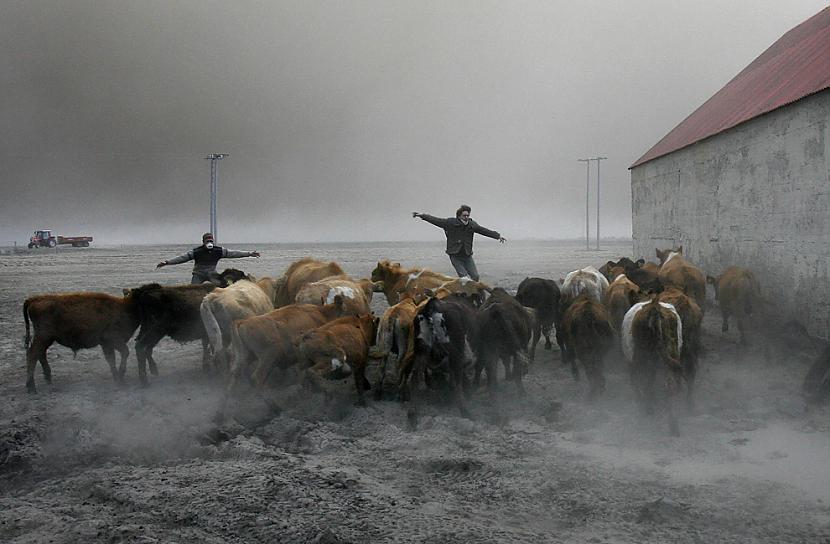 Farmers team up to rescue... Autors: ixtys Islandes Eyjafjallajokull volcano