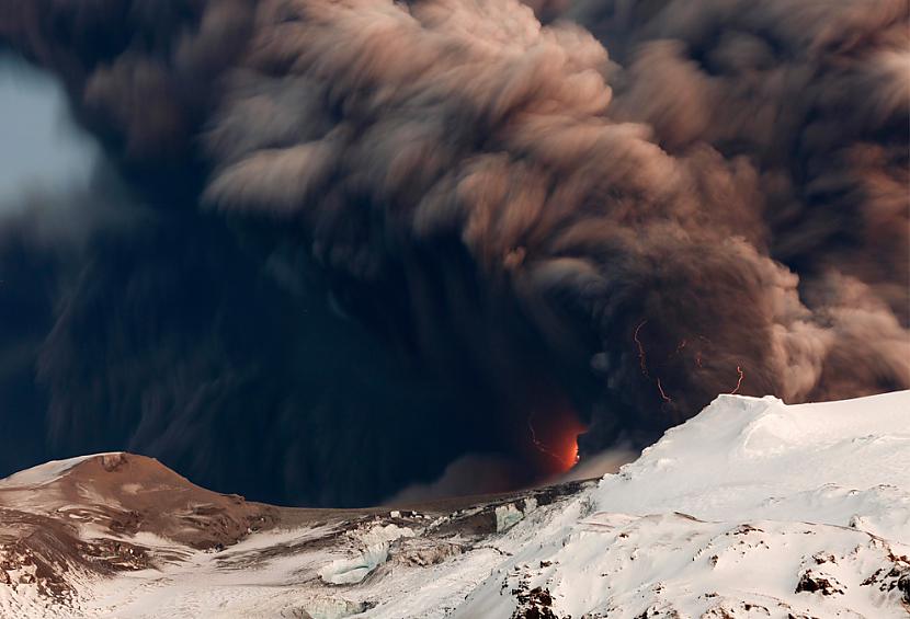 Lightning smoke and lava above... Autors: ixtys Islandes Eyjafjallajokull volcano