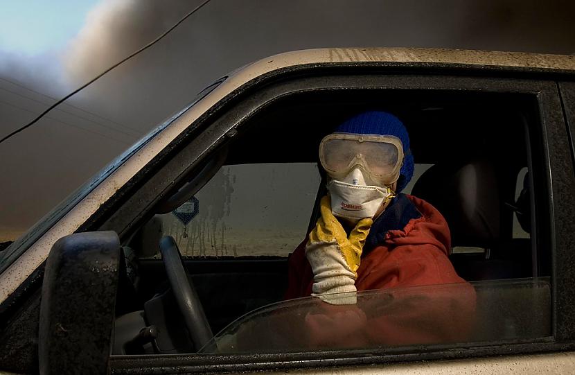 Wearing a mask and goggles to... Autors: ixtys Islandes Eyjafjallajokull volcano