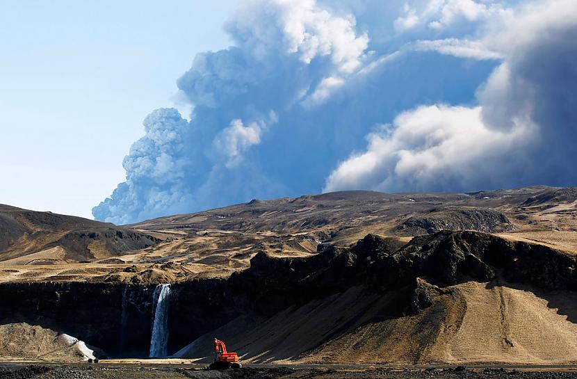 Construction crews repair a... Autors: ixtys Islandes Eyjafjallajokull volcano