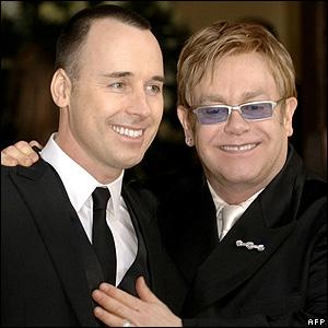 Elton John amp David Furnish... Autors: Fosilija 10 Slavenu cilveku kazas.