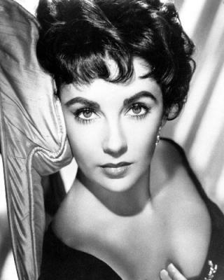 Elizabeth Taylor Gribēja... Autors: LoveMeLoveMe Slavenības, kuras mēģinājušas izdarīt pašnāvību.