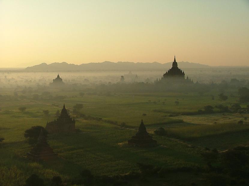 Pagan the thousand pagodas... Autors: Bjaataa 20.skaistākās vietas pasaulē.