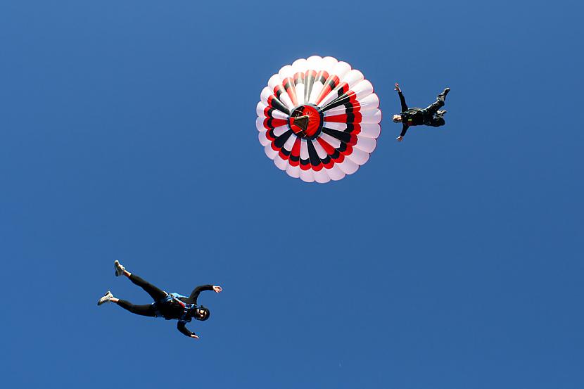 Skydivers jump from a hot air... Autors: mehmeh Vieglāks par gaisu