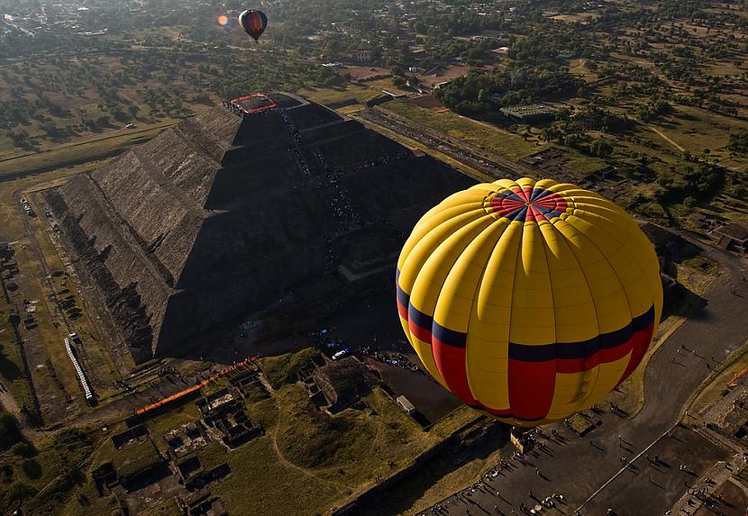 Hot air balloons fly over the... Autors: mehmeh Vieglāks par gaisu