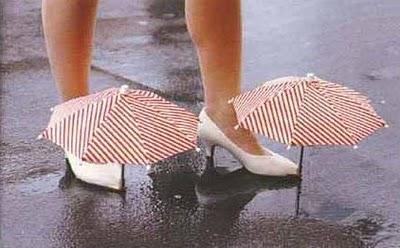 Lietussargi kurpēm Nu kurpes... Autors: Amy Death 30 pasaules dīvainākie izgudrojumi