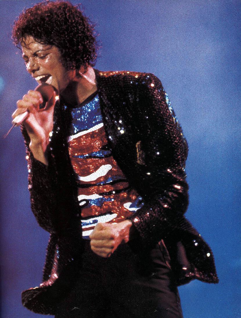 Victory tour 1984 gads Autors: kik122 Maikls Džeksons uz skatuves un vēl citas bildītes..