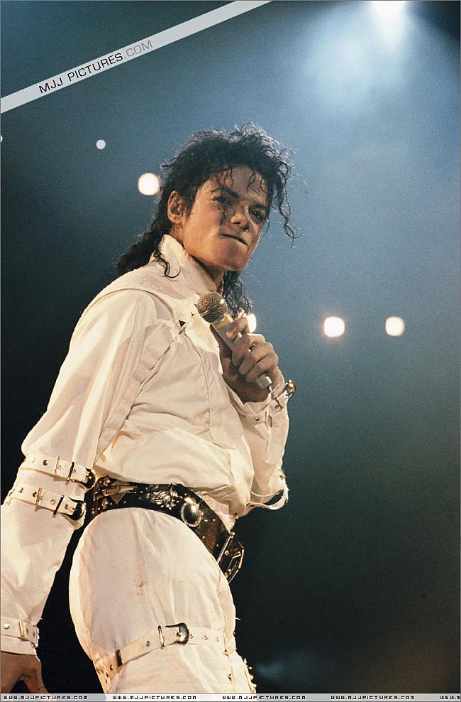 Bad world tour 1987  1989 gads Autors: kik122 Maikls Džeksons uz skatuves un vēl citas bildītes..