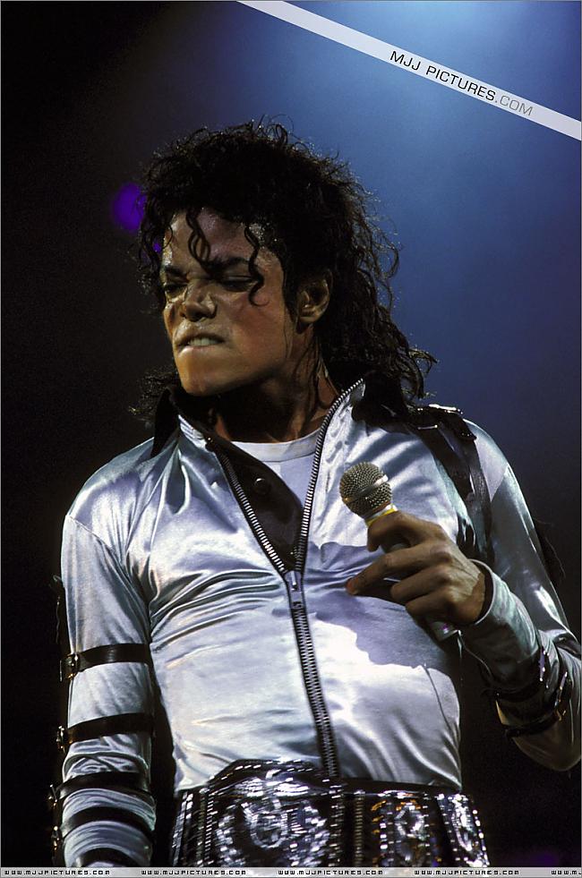 Bad world tour 1987  1989 gads Autors: kik122 Maikls Džeksons uz skatuves un vēl citas bildītes..