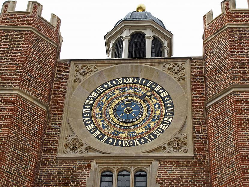 Pils Hampton Court pulkstenis... Autors: lanetta Nāve apstādina pulksteni.