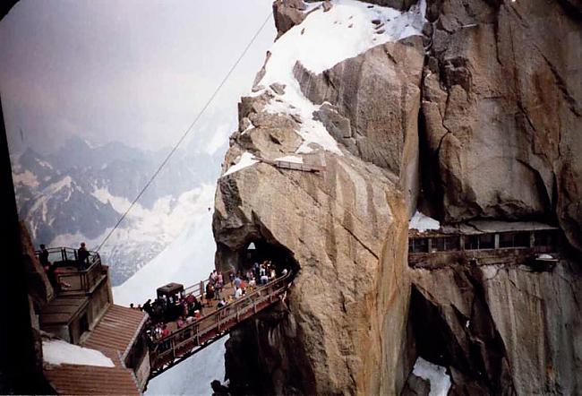 Aiguille du Midi Mont Black... Autors: Fosilija 15 pasaules bīstamākie tilti