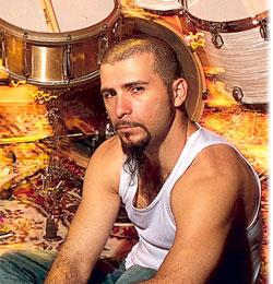 Džons DolmajansJohn Dolmayan... Autors: 99niggabytes Dažas figņas par un ap SOAD. Papildināts... mazliet!