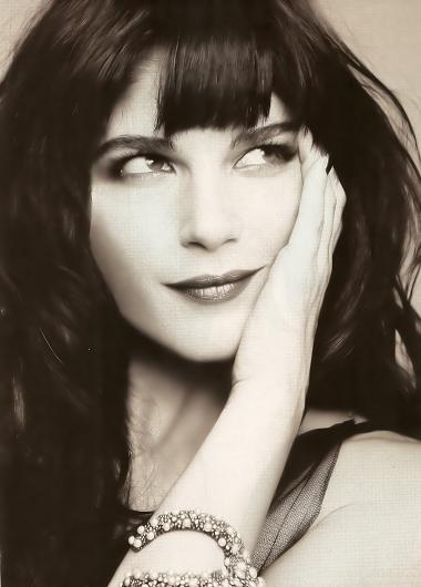  Autors: Holy Cow Selma Blair