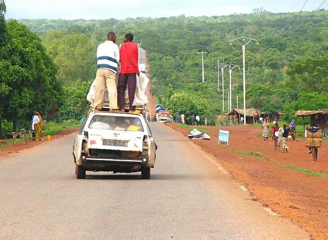 Šitā cilvēki mēdz pārvietoties... Autors: EV1TA ceļojums uz Āfriku.