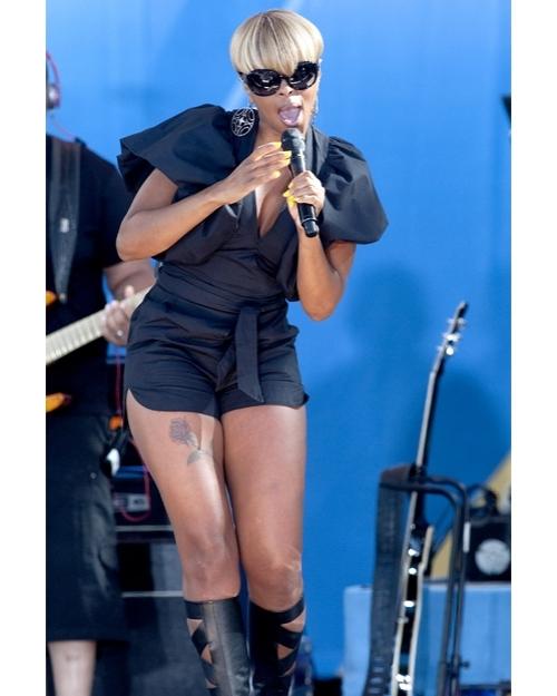 Mary J Blige is really heating... Autors: viņš Rock Stars Fashion: Praises & Friendly Advice