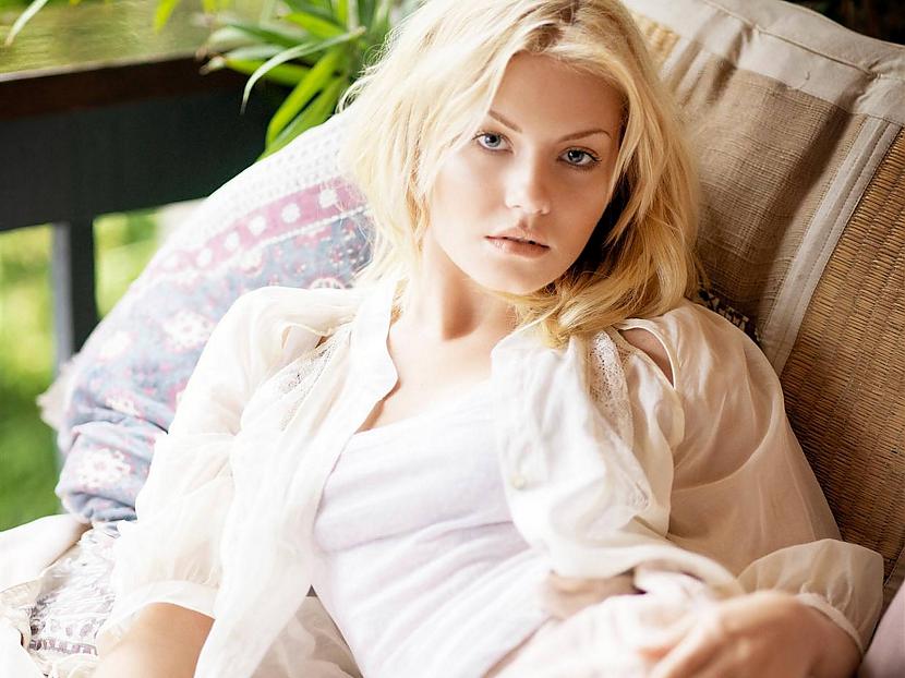  Autors: MEGRUBI Elisha Cuthbert