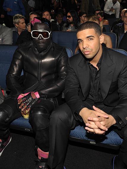 WillIAm and Drake backstage at... Autors: molko 2010 mtv video music awards