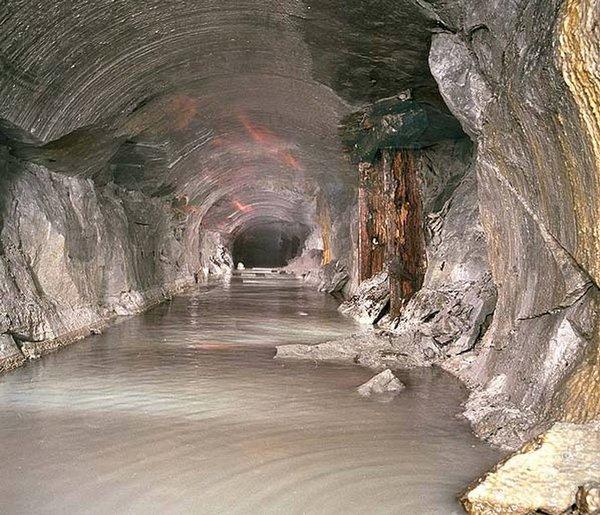 Lamanša tunelisAtrodas... Autors: PRESS 5 Pasaules trakākie un dīvainākie tuneļi