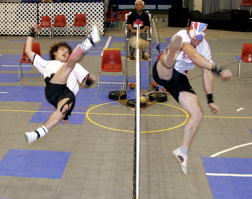 Pavērojiet kā viņi liek bloku... Autors: Garylv Sepak takraw... vai volejbols ar kājām!