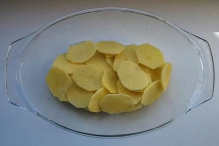 2 kartupeļus kārtojam traukā... Autors: BeautifulChaos Kartupeļu sacepums
