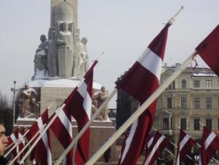 Zem sarkanbaltsarkanā karoga... Autors: Fosilija Latvijas karogs.