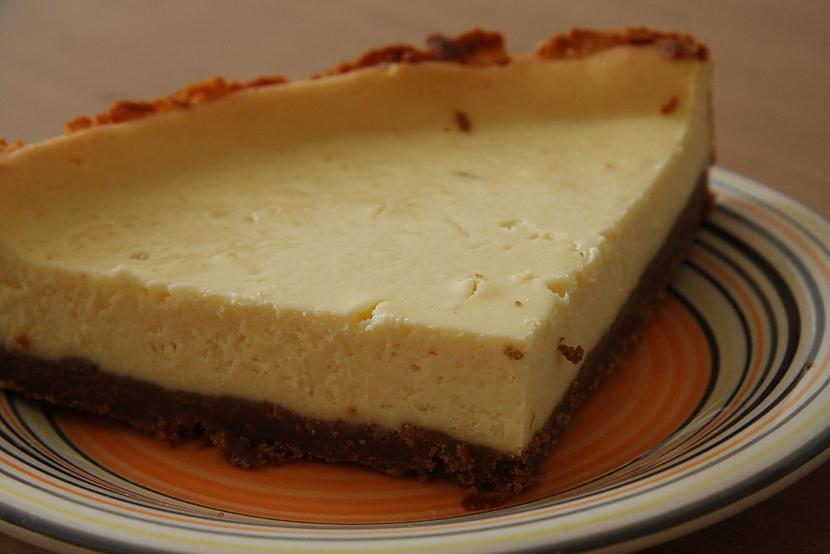  Autors: 8 Baltās šokolādes un siera kūka ar ogām