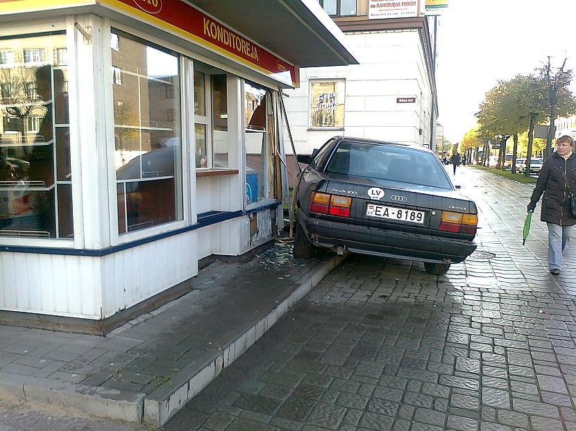  Autors: Siikais11 Autoavārijā sabojā kiosku Mātera un Lielās ielas krusto