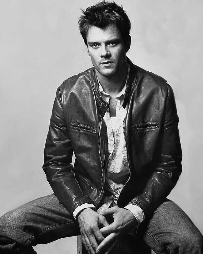  Autors: dea Josh Duhamel