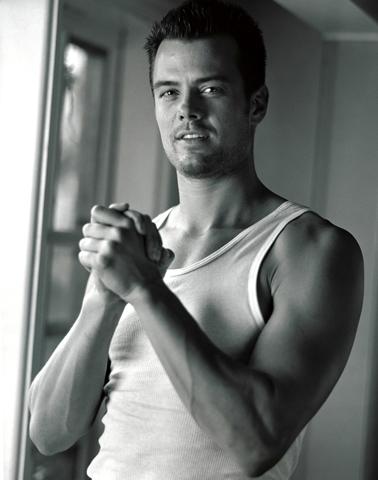  Autors: dea Josh Duhamel