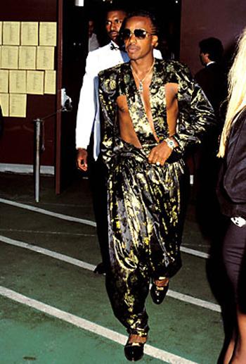 17 vietā MC Hammer 1990gads Autors: Kkalipsa 20 visbriesmīgākie tērpi VMA vēsturē